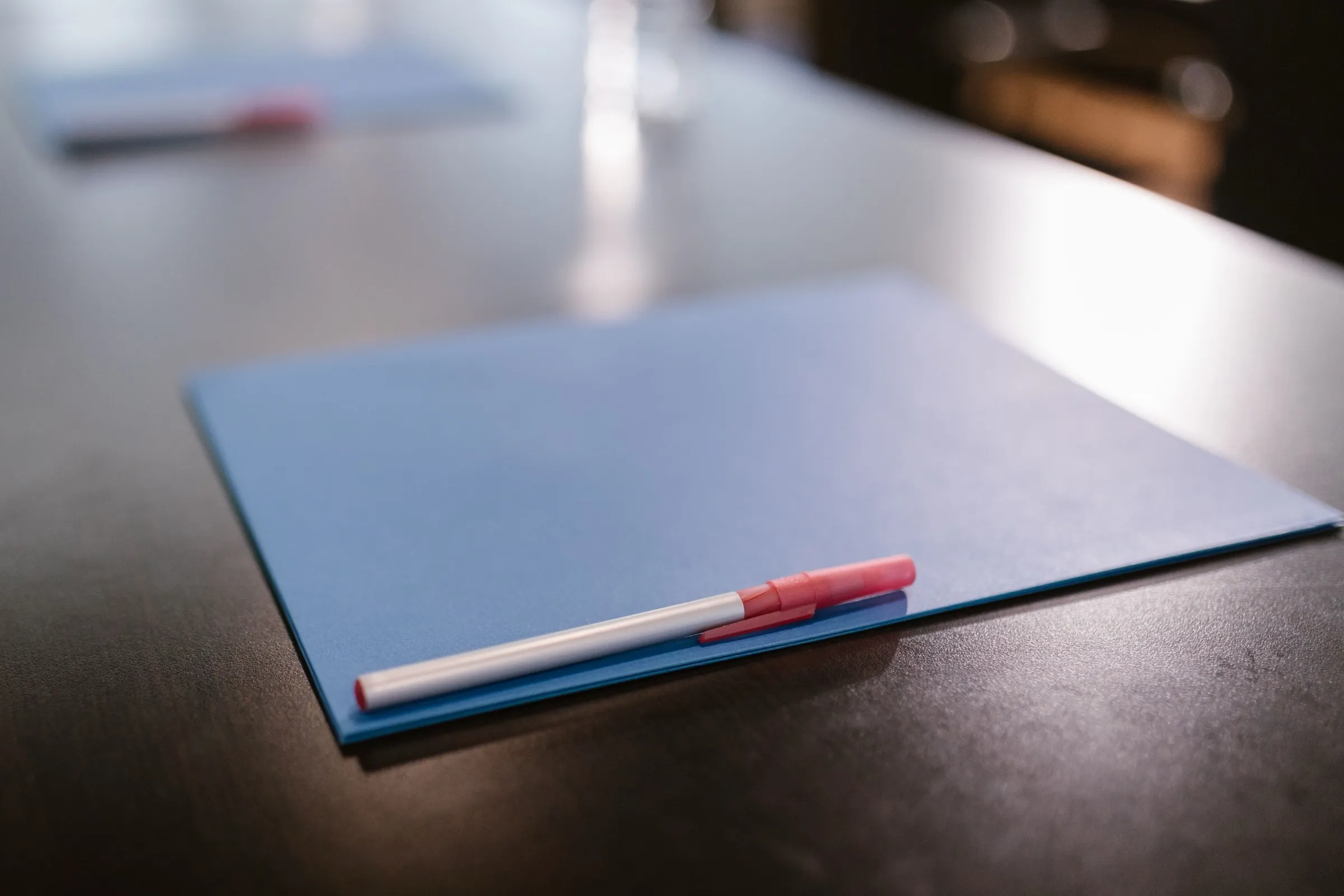 Mappe und Stift auf einem Tisch