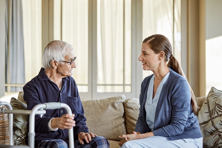 pflegekraft-beratung-nana-care-tangstedt Pflegedienst Tangstedt - Pflegerin betreut Patientin zu Hause